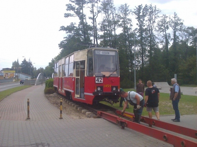 Tramwaj linii 42 przyjechał do Rzgowa i zatrzymał się na przystanku przy ul. Łódzkiej