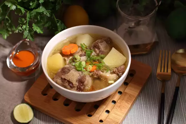 Jedną z tradycyjnych zup kuchni polskiej jest ogonówka.