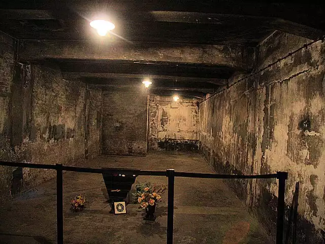 Wnętrze komory gazowej I. Inne naziści wysadzili chcąc zatrzeć ślady ludobójstwa.