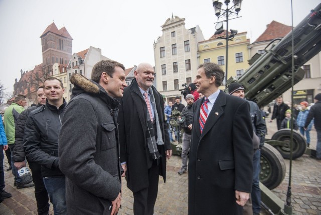 Amerykańskie wojsko w Toruniu.Amerykańscy żołnierze z 2 Pułku Kawalerii spotkali się na Rynku Nowomiejskim z prezydentem Michałem Zaleskim oraz mieszkańcami Torunia