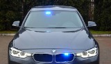Szypliszki. Suwalska policja rozbiła nieoznakowany radiowóz BMW. Uderzyli w reklamowy baner (foto)