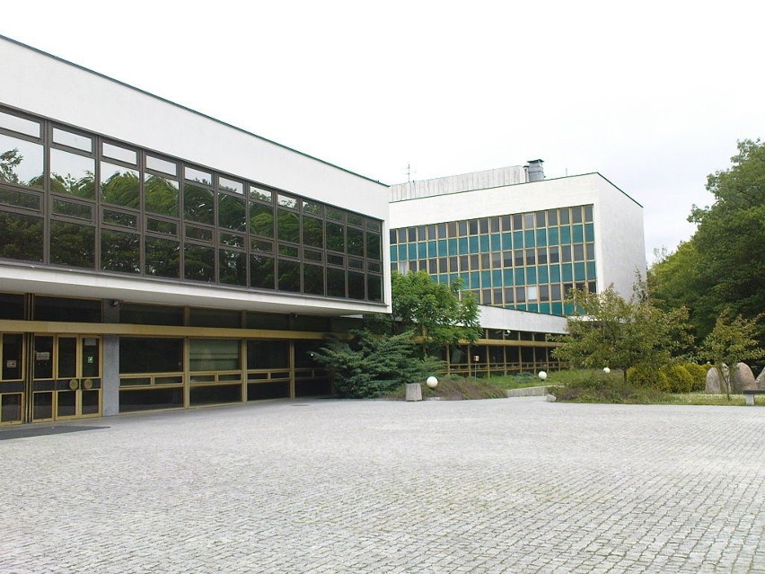 Główny oddział Biblioteki Narodowej, z bogatą czytelnią,...