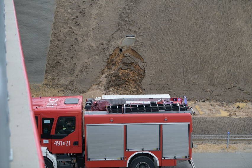 Na nowym odcinku autostrady A1 osunęła się skarpa. Na...