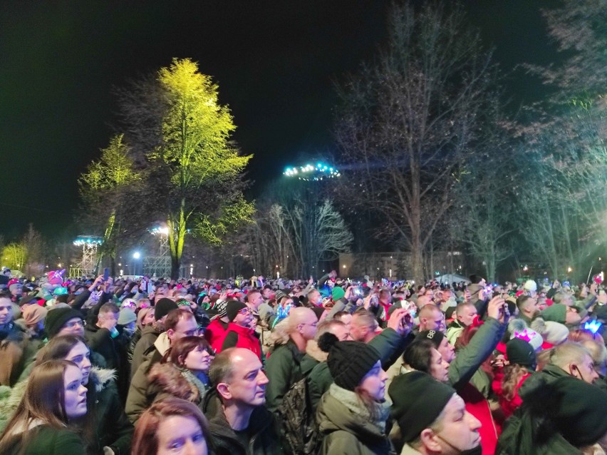 Sylwester w Zakopanem. Tłumy widzów na koncercie. Na scenie wielkie show i gwiazdy [ZDJĘCIA]