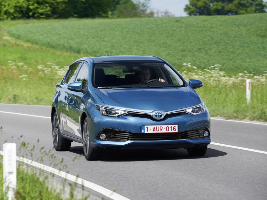 Auris Hybrid pojawił się w polskiej ofercie marki w 2010...