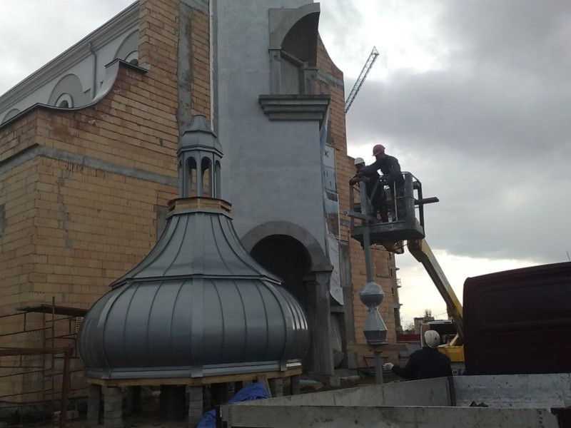 Kościół św. Anny. Krzyż osadzony na latarence kopuły (zdjęcia, wideo)