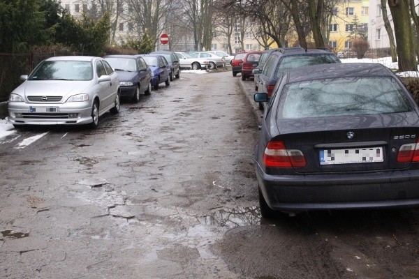 Mieszkaniec bloku przy Rynku Kościuszki powiadomił nas, że kierowcy urządzili sobie parking z chodnika koło jego domu.