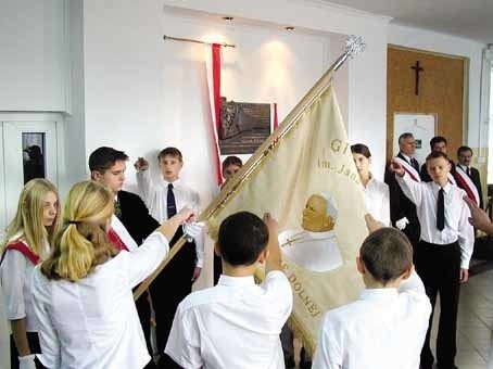 Młodzież pierwszych klas Gimnazjum w Tarnawie Dolnej po raz pierwszy składała ślubowanie na  sztandar szkoły z wizerunkiem Jana Pawła II.