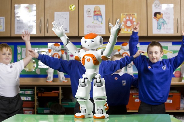 Robot NAO ma 50 cm wzrostu i jest akceptowany przez dzieci autystyczne.