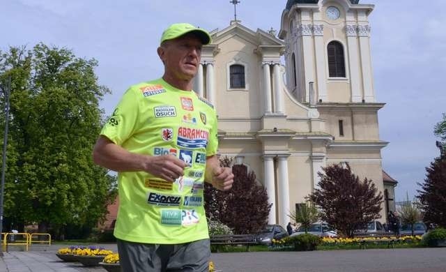 Andrzej Urbaniak do biegu wyruszył z rynku w Fordonie.