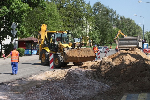 Wodociągi Miejskie przy ulicy Struga prowadzą prace budowlane. Pojazdy jeżdżą po zwężonym odcinku ulicy.