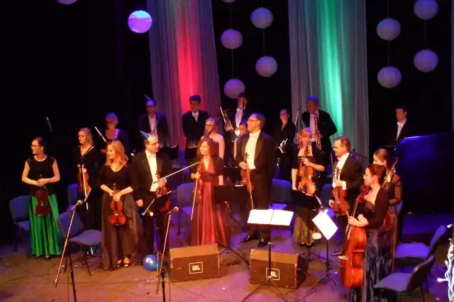 W zabawowy nastrój wprowadziła publiczność Orkiestra im. Johanna Straussa z Bydgoszczy, poid batutą Marka Czekały.