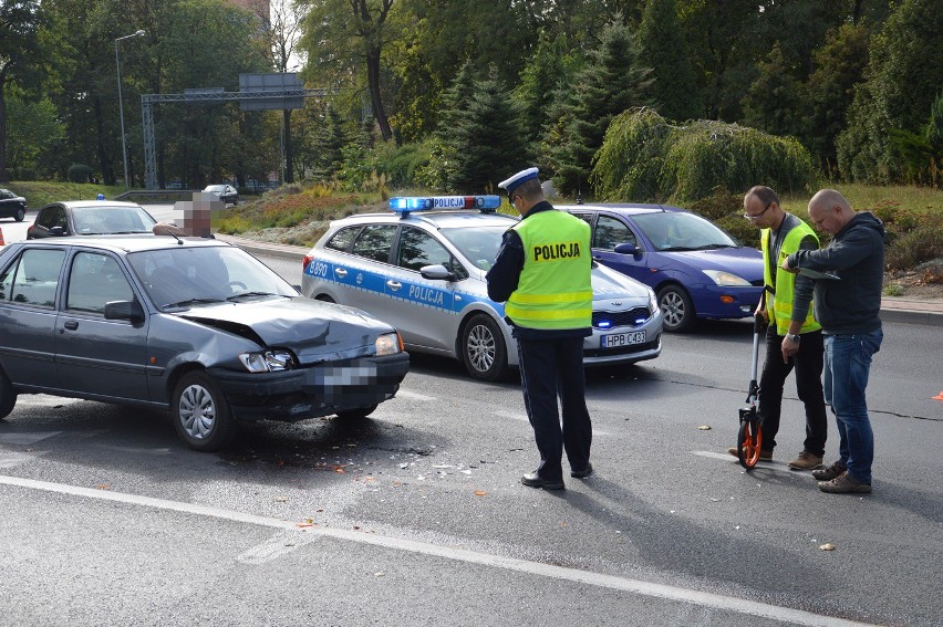 Zderzenie na rondzie. Ciężarna kobieta trafiła do szpitala