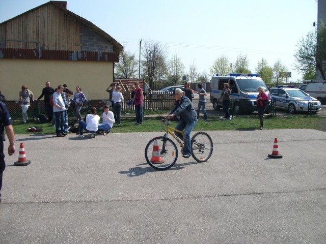 Jednym z elementów turnieju była jazda rowerem z przeszkodami.