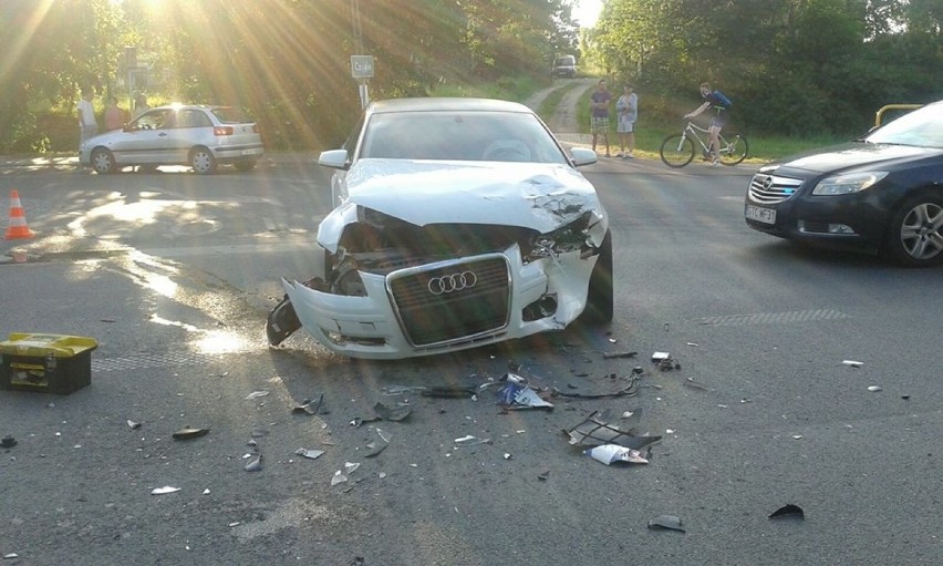 Wypadek w Czarlinie. Na "jedynce" samochód osobowy zderzył się z motocyklem [ZDJĘCIA]