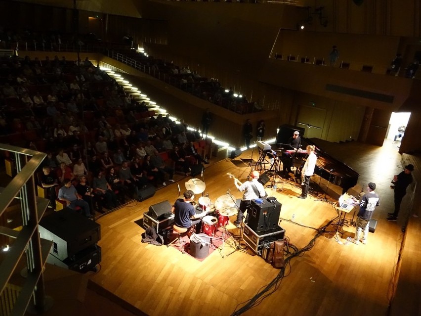 W środę wieczorem w Filharmonii Koszalińskiej rozpoczął się...