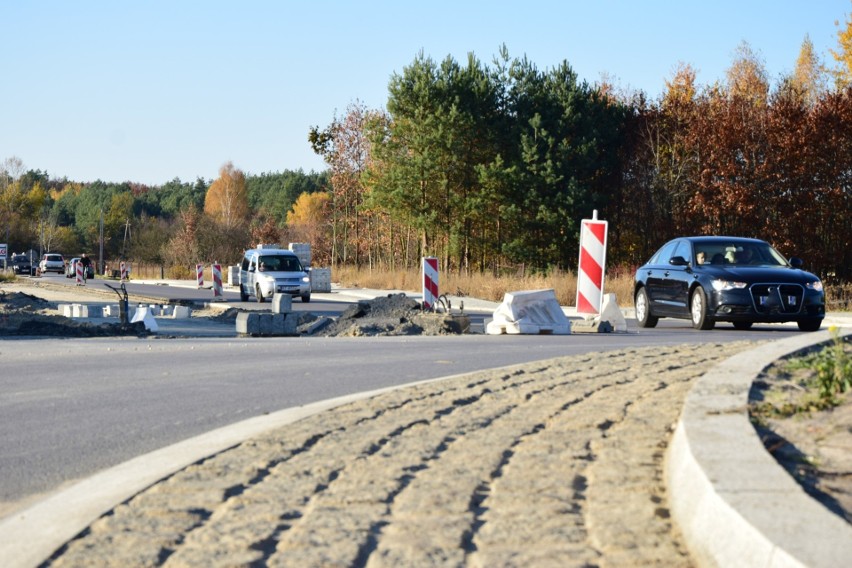 Tarnobrzeg. Rondo obwodnicy przejezdne tylko dla autobusów. Kierowcy łamią zakaz ruchu [ZDJĘCIA]