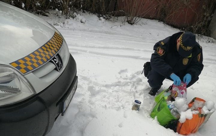 Strażnicy miejscy w trakcie patrolu na ulicy Wałowej w...