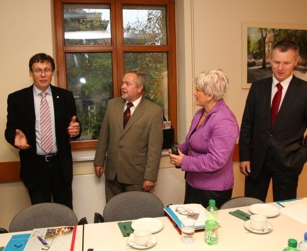 Na zdjęciu od lewej: poseł Marek Ast, Henryk Małek, wiceprezes Fundacji Rozwoju Śląska, Małgorzata Dudek, wiceprzewodnicząca Izby Gospodarczej Śląsk oraz Arnold Czech, prezes Fundacji.