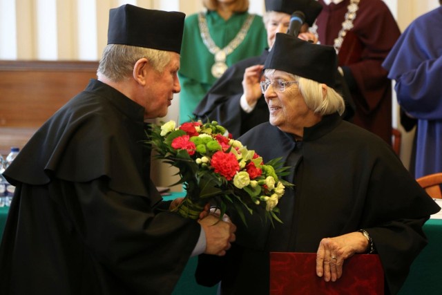 Prof. dr hab. Alina Kowalczykowa oraz dr hab. Halina Krukowska odebrały tytuły doktora honoris causa Uniwersytetu w Białymstoku.