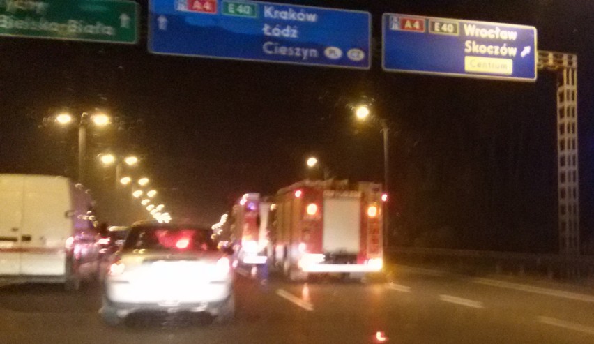 Katowice: Wypadek na Murckowskiej przed zjazdem na autostradę A4 na Wrocław i Zakrętem Mistrzów. Korek sięga Roździeńskiego koło Ikei