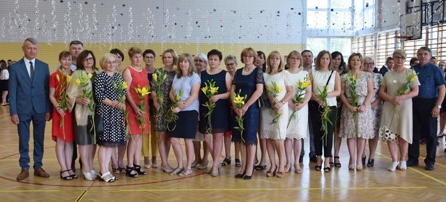 Nauczyciele mirzeckiego gimnazjum z kwiatami od wójta gminy