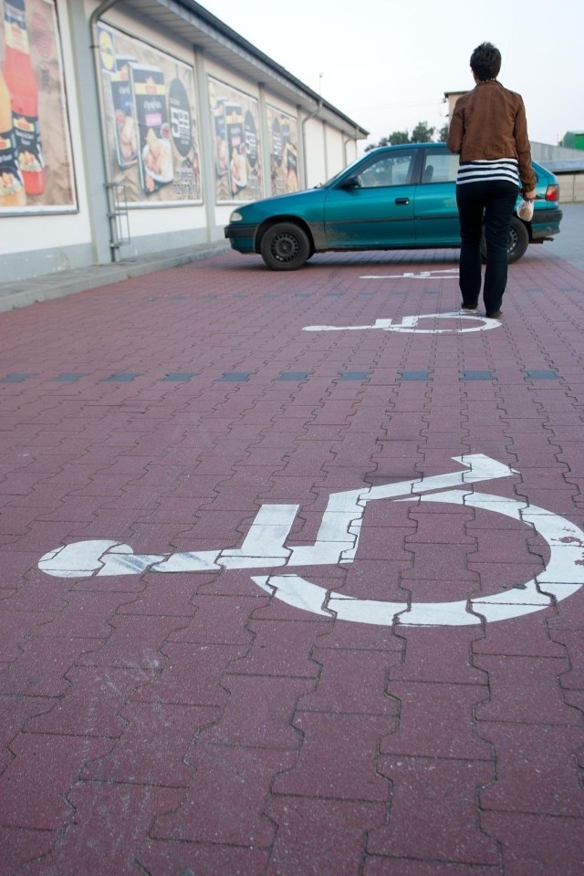 Zmienił się system przyznawania kart parkingowych dla osób niepełnosprawnych. Warto jak najszybciej zadbać o ich wyrobienie