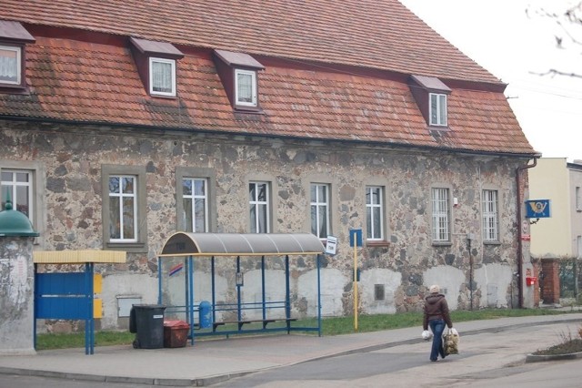 Starostwo Powiatowe w Nakle planuje w tym roku prace na drodze z Zamościa przez Tur do Samoklęsk Małych. Mieszkańcy wsi Tur (na zdjęciu centrum wsi) mają jednak obawy, czy przeznaczone na tę inwestycję 2,4 mln zł pozwoli na remont drogi do ich miejscowości. Mówiła o tym otwarcie na ostatniej sesji w Szubinie radna Małgorzata Krall, sołtys Turu.