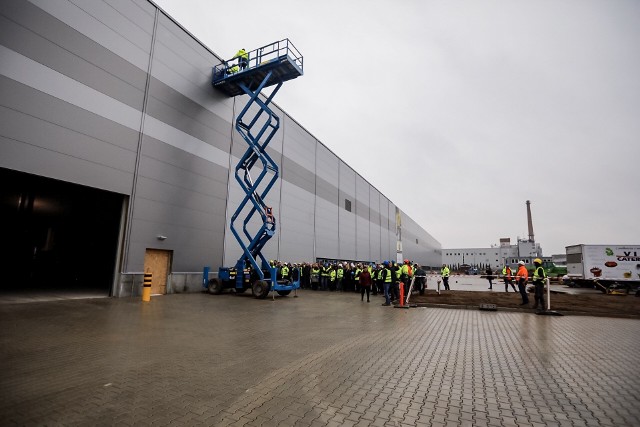 W gronie pracowników Volkswagen Poznań, przedstawicieli firmy budowlanej oraz gości zarząd Volkswagen Poznań i dyrekcja zakładu uroczyście zawiesili wiechę na nowo-powstającej hali logistycznej w poznańskim Antoninku.