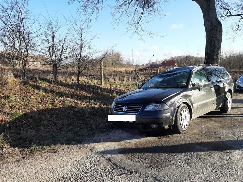 Zielony Gaj. Wypadek na drodze do Spytkowa. Volkswagen uderzył w drzewo i dachował [ZDJĘCIA]