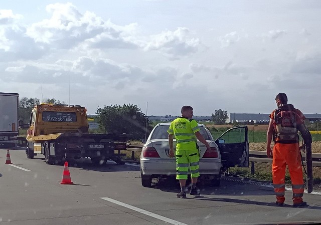 Wypadek na A4 pod Legnicą, samochód uderzył w bariery