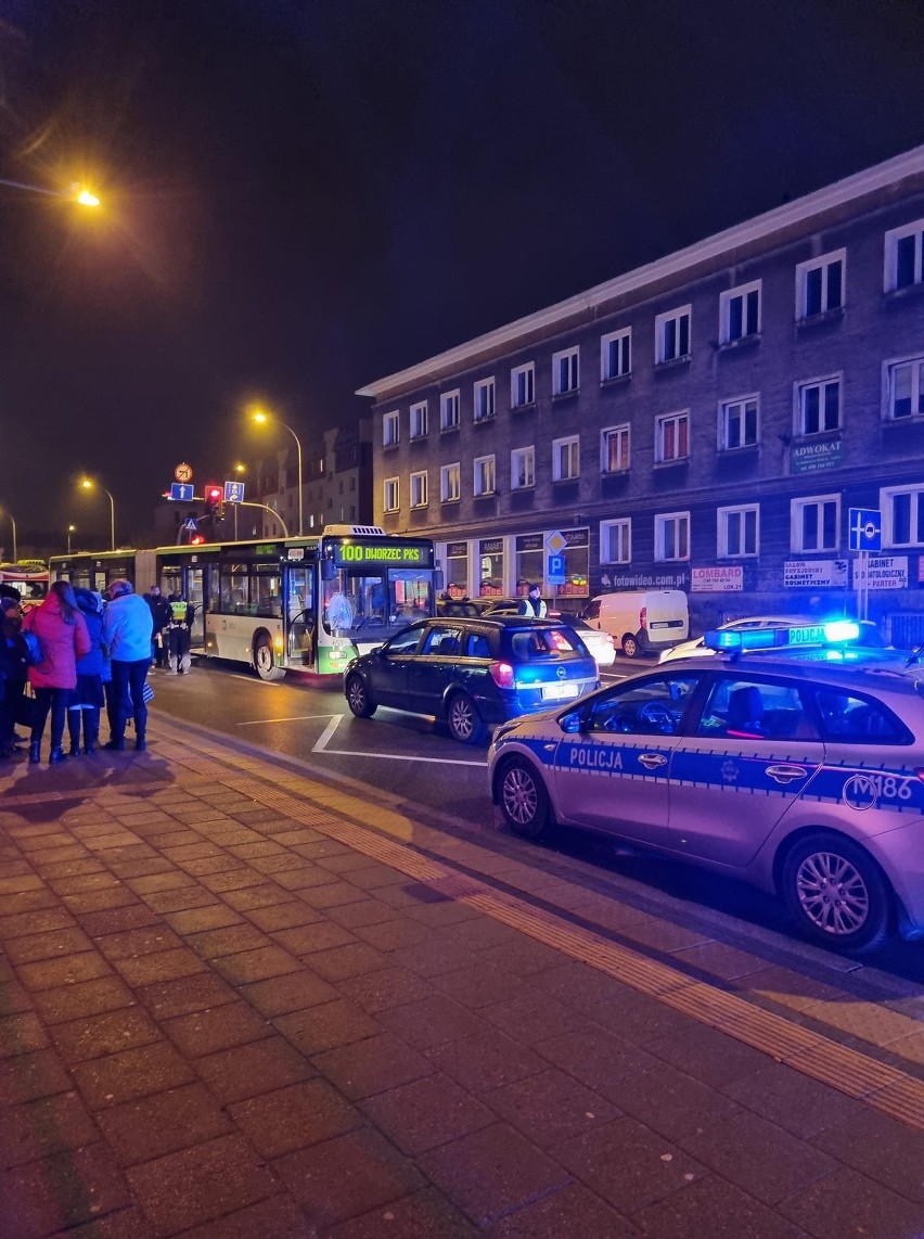 Białystok. Autobus potrącił kobietę na ul. Sienkiewicza. Przechodziła na czerwonym świetle