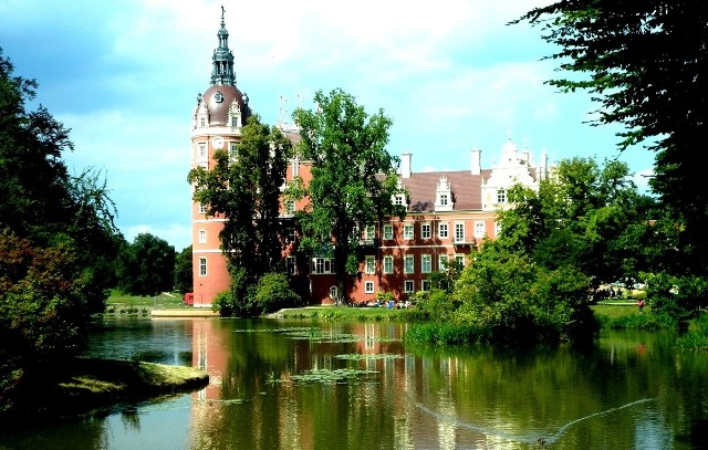 Park Mużakowski trafił na listę światowego dziedzictwa UNESCO w 2004 roku. Na jego terenie znajduje się mnóstwo atrakcji. Niewielu wie, że przez Park Mużakowski wiedzie blisko 30 kilometrów ścieżek i alejek.