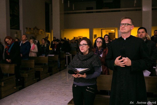 Uwielbienie w kościele akademickim świętego Jana Pawła II w Kielcach. Z prawej ksiądz Marcin Boryń.
