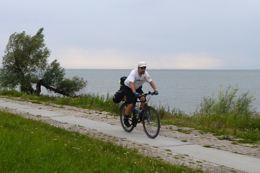 Nad Zalewem Wiślanym spotkamy taką oto drogę