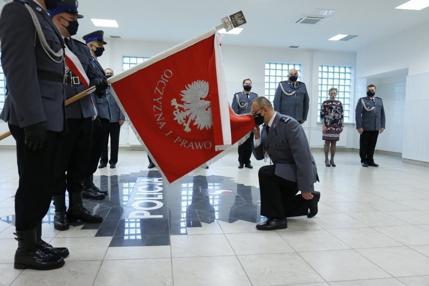 Z mundurem pożegnał się inspektor Sławomir Kwiatkowski. Policja w Świdniku z nowym komendantem