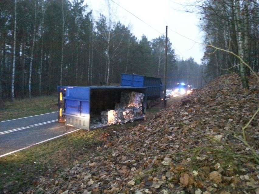 W Przepałkowie przewróciła się ciężarówka przewożąca...