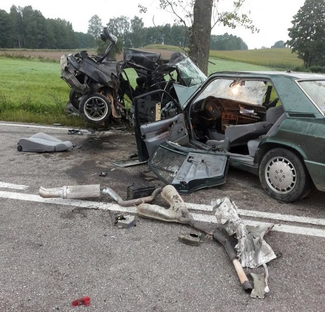 Wypadek śmiertelny w m. Jeziorki pod Augustowem. Trzy osoby zginęły w zderzeniu mercedesa i BMW.