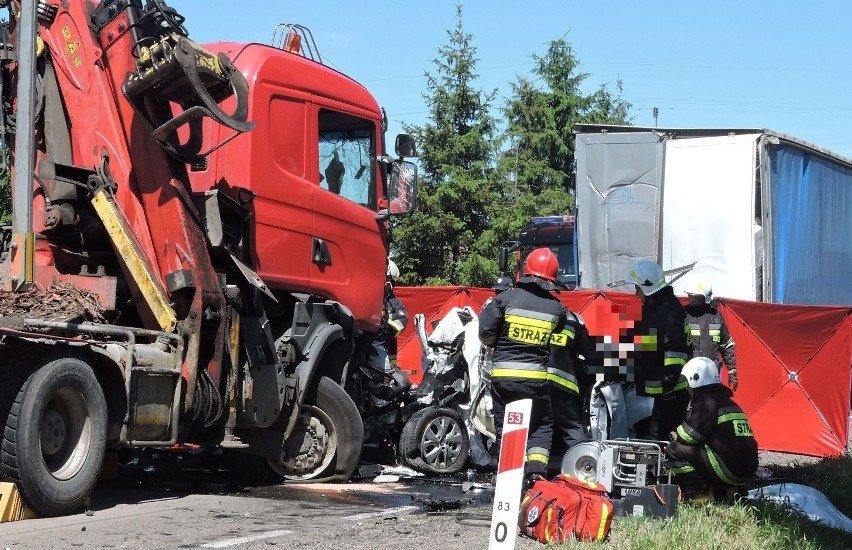 Tragiczny wypadek w Myszyńcu Starym. Osobówka zmiażdżona...