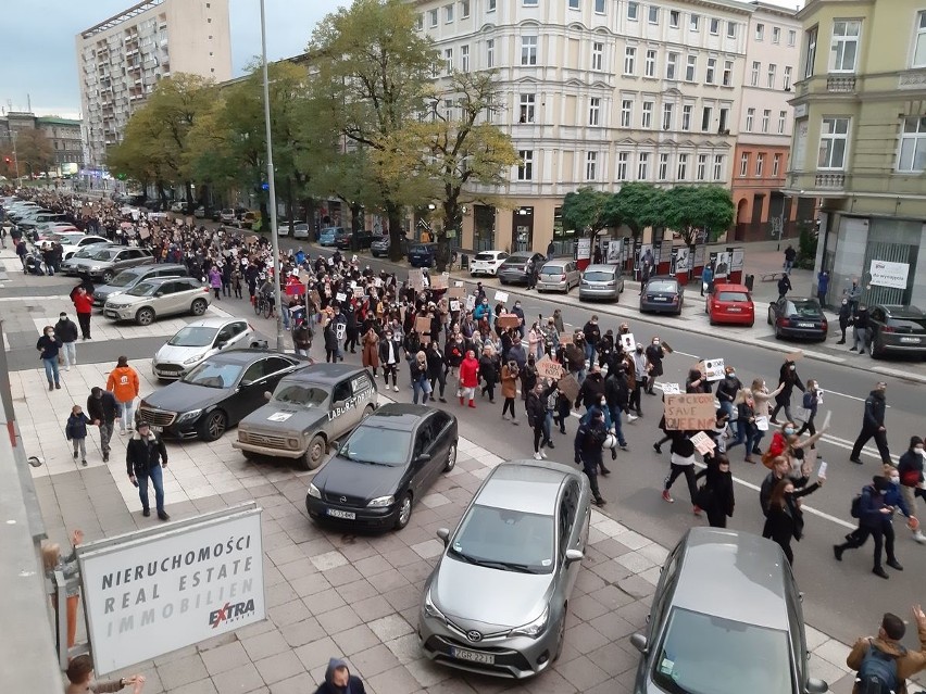 Protest (nie tylko) kobiet w Szczecinie. Dziś spacer pod pomnik Lecha Kaczyńskiego - 27.10.2020