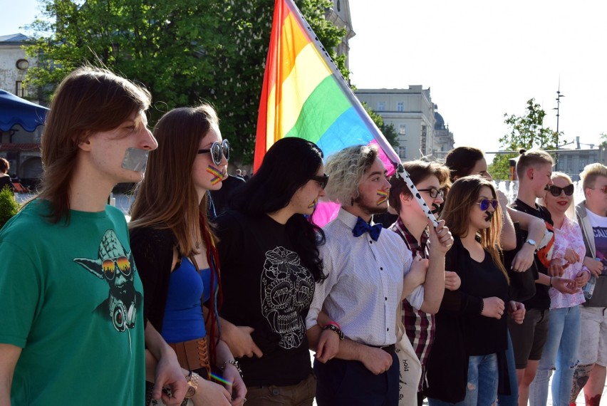 Dzień Milczenia w Lublinie. Zakleili sobie usta, by zaprotestować przeciwko dyskryminacji osób LGBT
