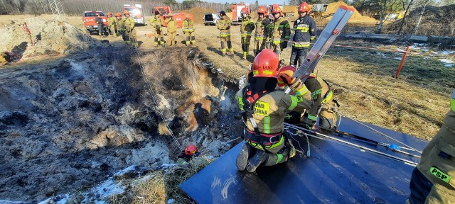 Strażacy z Chrzanowa ćwiczyli ratowanie ludzi z zapadliska