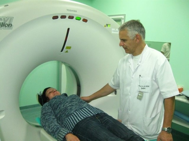 Wiesław Godecki, technik radiolog, przygotowuje pacjentkę do badania na nowym tomografie komputerowym.