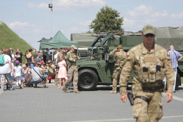 W weekend w Piekarach Śląskich odbył się piknik z okazji obchodów święta Wojska Polskiego. Było wojskowe kino plenerowe oraz piknik militarny