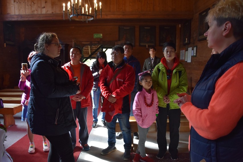 Kilkunastoosobowa delegacja touroperatorów z Chin odwiedziła gminę Sękowa. Zwiedzili kościół pw. św.św. Filipa i Jakuba w Sękowej i Wapienne