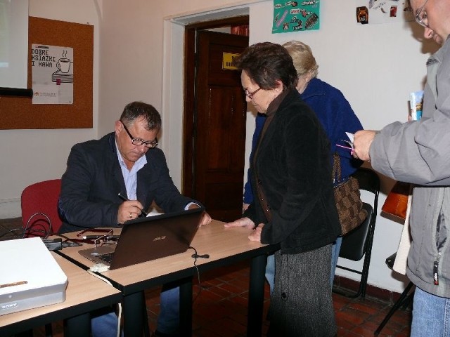 Tadeusz Chudecki po spotkaniu chętnie podpisywał książki swojego autorstwa miło konwersując z publicznością