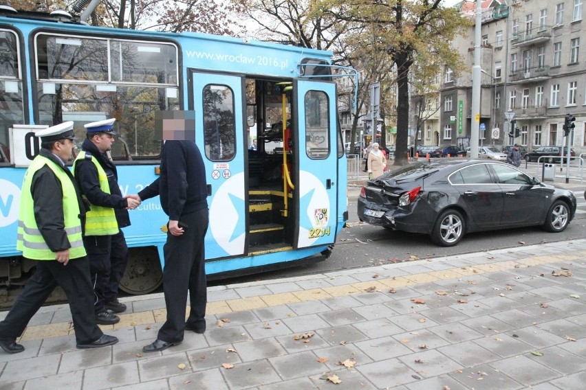 Wypadek tramwaju i dwóch aut na Nowowiejskiej