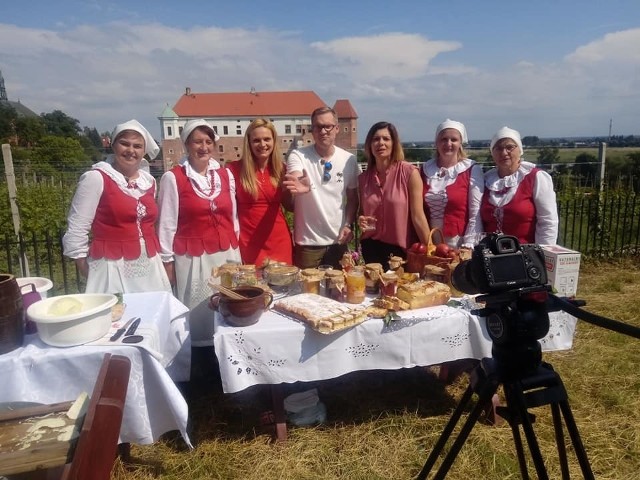 Panie z Koła Gospodyń Wiejskich w Chobrzanach w gminie Samborzec będą bohaterkami lipcowego odcinka programu na antenie TVP Polonia ukazującego tradycje kuchni regionalnej  w Polsce.