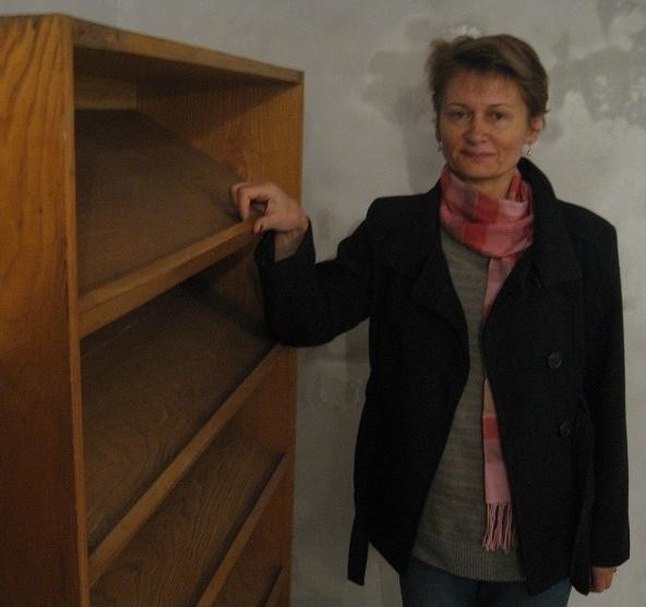Dyrektor Teresa Stankiewicz jest bardzo dumna ze zmienienia starej piwnicy w nowe pomieszczenie na archiwum.