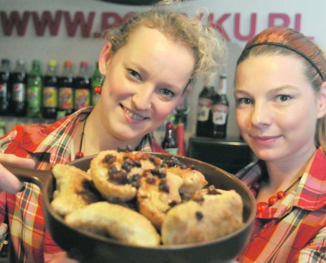 Pierogi ruskie prosto z patelni przebojem wdarły się na pierwsze miejsce w rankingu Czytelników. Od lewej Klaudia Wierzbicka, właścicielka zielonogórskiej pierogarni „Po Byku” i kelnerka Alina Smentek.